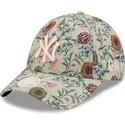 shapka-izvita-bezhov-reguliruema-9forty-all-over-print-floral-na-new-york-yankees-mlb-ot-new-era