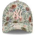 shapka-izvita-bezhov-reguliruem-9forty-all-over-print-floral-na-new-york-yankees-mlb-ot-new-era