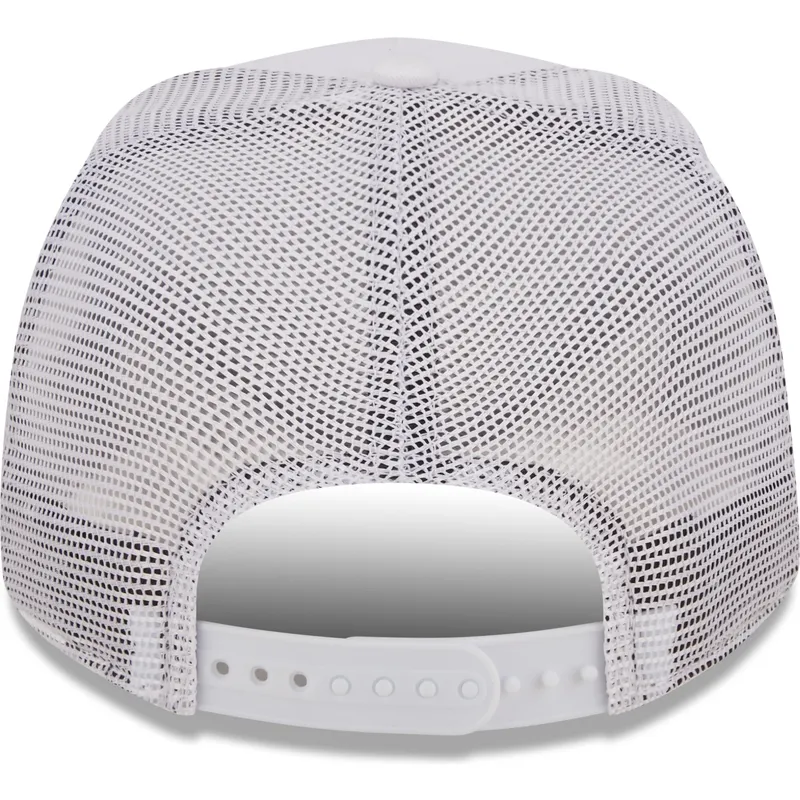 shapka-izvita-shapka-traker-byala-snapbek-a-frame-na-bob-esponja-ot-new-era