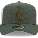 shapka-izvita-shapka-traker-zelena-snapbek-a-frame-jersey-essential-na-new-york-yankees-mlb-ot-new-era