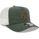 shapka-izvita-shapka-traker-zelena-snapbek-a-frame-jersey-essential-na-new-york-yankees-mlb-ot-new-era