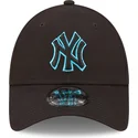 shapka-izvita-cherna-reguliruem-9forty-neon-outline-na-new-york-yankees-mlb-ot-new-era