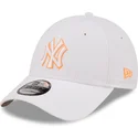shapka-izvita-byala-reguliruem-9forty-neon-outline-na-new-york-yankees-mlb-ot-new-era