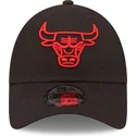 shapka-izvita-cherna-reguliruem-9forty-neon-outline-na-chicago-bulls-nba-ot-new-era