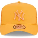 shapka-izvita-traker-oranzhev-snapbek-a-frame-tonal-mesh-na-new-york-yankees-mlb-ot-new-era