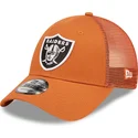 shapka-izvita-traker-oranzhev-reguliruem-a-frame-home-field-na-las-vegas-raiders-nfl-ot-new-era