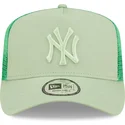 shapka-izvita-traker-zelena-snapbek-a-frame-tonal-mesh-na-new-york-yankees-mlb-ot-new-era