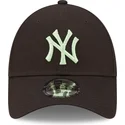 schwarze-verstellbare-curved-cap-mit-grunem-logo-9forty-league-essential-der-new-york-yankees-mlb-von-new-era
