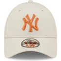 shapka-izvita-bezhov-reguliruem-9forty-league-essential-na-new-york-yankees-mlb-ot-new-era