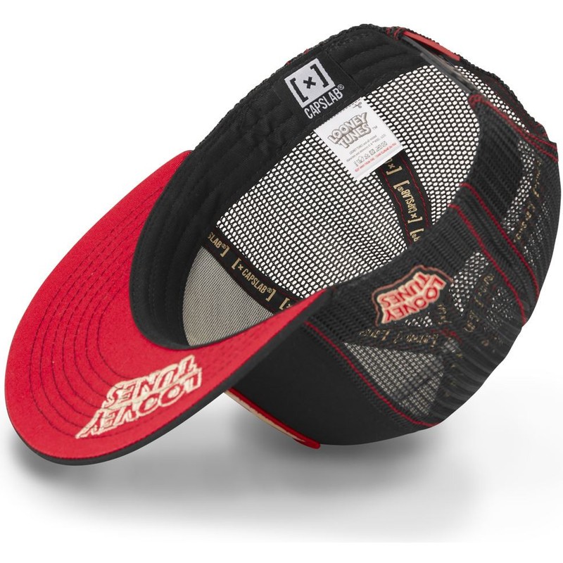 capslab-flat-brim-wile-e-coyote-casf-wi3-looney-tunes-black-trucker-hat