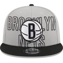 shapka-ploska-siv-snapbek-9fifty-draft-edition-2023-na-brooklyn-nets-nba-ot-new-era