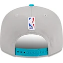 shapka-ploska-siv-snapbek-9fifty-draft-edition-2023-na-charlotte-hornets-nba-ot-new-era