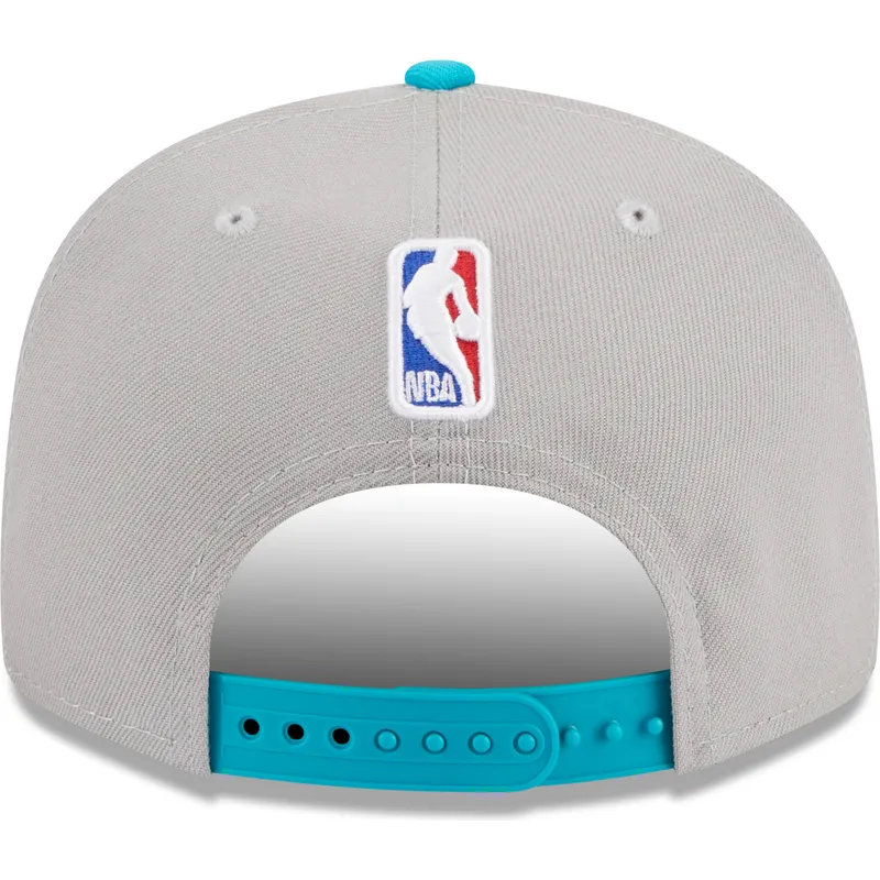 shapka-ploska-siv-snapbek-9fifty-draft-edition-2023-na-charlotte-hornets-nba-ot-new-era
