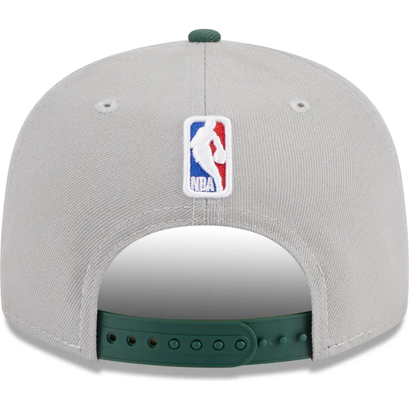 shapka-ploska-siv-snapbek-9fifty-draft-edition-2023-na-milwaukee-bucks-nba-ot-new-era