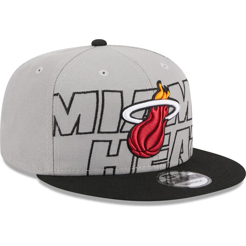 shapka-ploska-siv-snapbek-9fifty-draft-edition-2023-na-miami-heat-nba-ot-new-era