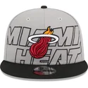 shapka-ploska-siv-snapbek-9fifty-draft-edition-2023-na-miami-heat-nba-ot-new-era