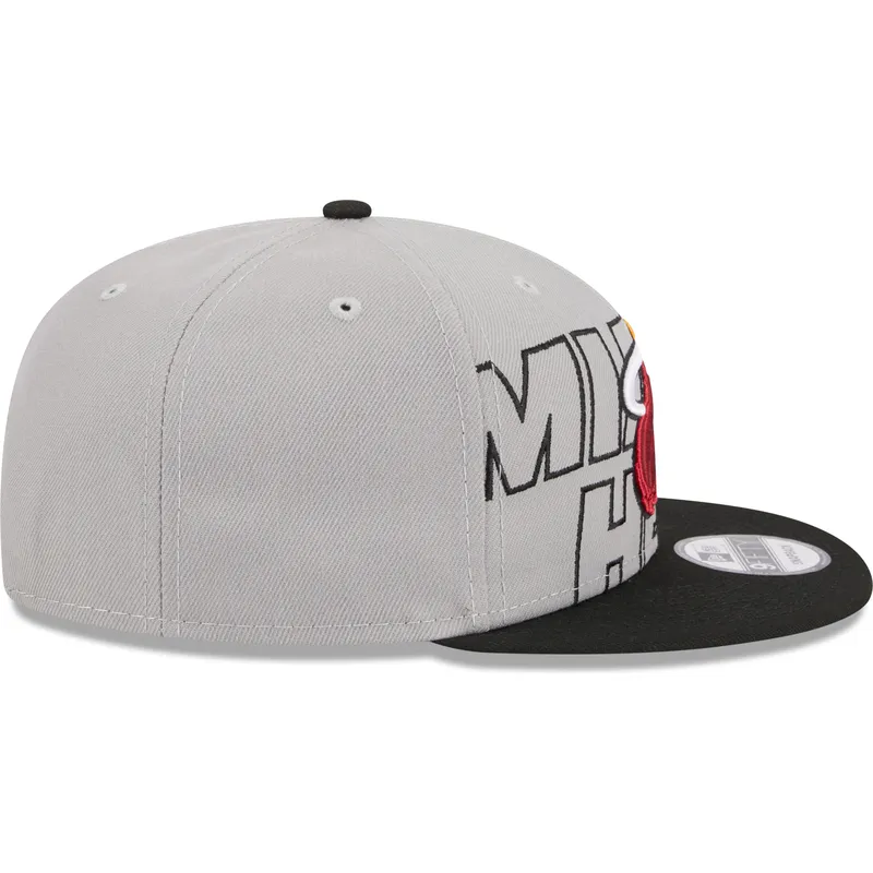 shapka-ploska-siv-snapbek-9fifty-draft-edition-2023-na-miami-heat-nba-ot-new-era