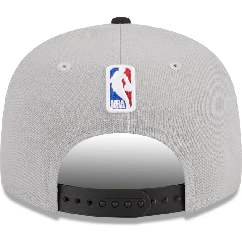 graue-und-schwarze-flache-snapback-kappe-9fifty-draft-edition-2023-von-portland-trail-blazers-nba-von-new-era