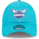 bla-justerbar-kurvet-kasket-9twenty-draft-edition-2023-fra-charlotte-hornets-nba-fra-new-era