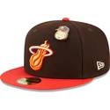 braune-und-rote-anliegende-59fifty-flatcap-the-elements-fire-pin-der-miami-heat-nba-von-new-era