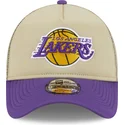 shapka-izvita-traker-bezhov-snapbek-9forty-a-frame-all-day-na-los-angeles-lakers-nba-ot-new-era