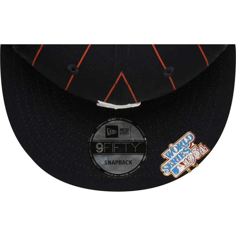 shapka-ploska-tmnosin-snapbek-9fifty-pinstripe-visor-clip-na-detroit-tigers-mlb-ot-new-era