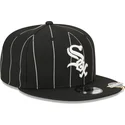 shapka-ploska-cherna-snapbek-9fifty-pinstripe-visor-clip-na-chicago-white-sox-mlb-ot-new-era