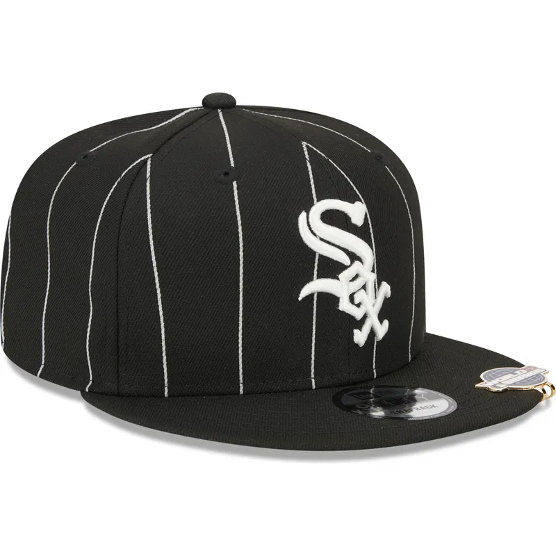 shapka-ploska-cherna-snapbek-9fifty-pinstripe-visor-clip-na-chicago-white-sox-mlb-ot-new-era