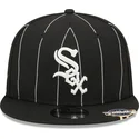 shapka-ploska-cherna-snapbek-9fifty-pinstripe-visor-clip-na-chicago-white-sox-mlb-ot-new-era