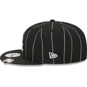 shapka-ploska-cherna-snapbek-9fifty-pinstripe-visor-clip-na-chicago-white-sox-mlb-ot-new-era