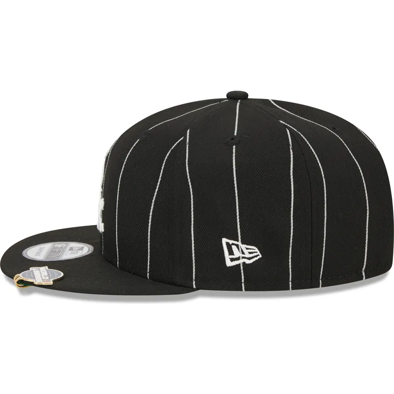 shapka-ploska-cherna-snapbek-9fifty-pinstripe-visor-clip-na-chicago-white-sox-mlb-ot-new-era