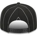 shapka-ploska-cherna-snapbek-9fifty-pinstripe-visor-clip-na-chicago-white-sox-mlb-ot-new-era