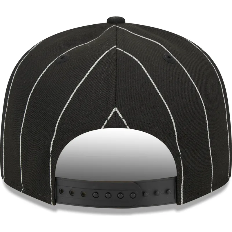 shapka-ploska-cherna-snapbek-9fifty-pinstripe-visor-clip-na-chicago-white-sox-mlb-ot-new-era