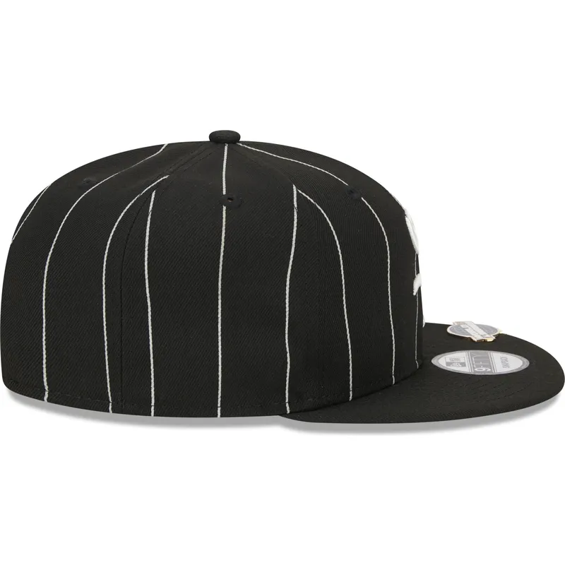 shapka-ploska-cherna-snapbek-9fifty-pinstripe-visor-clip-na-chicago-white-sox-mlb-ot-new-era