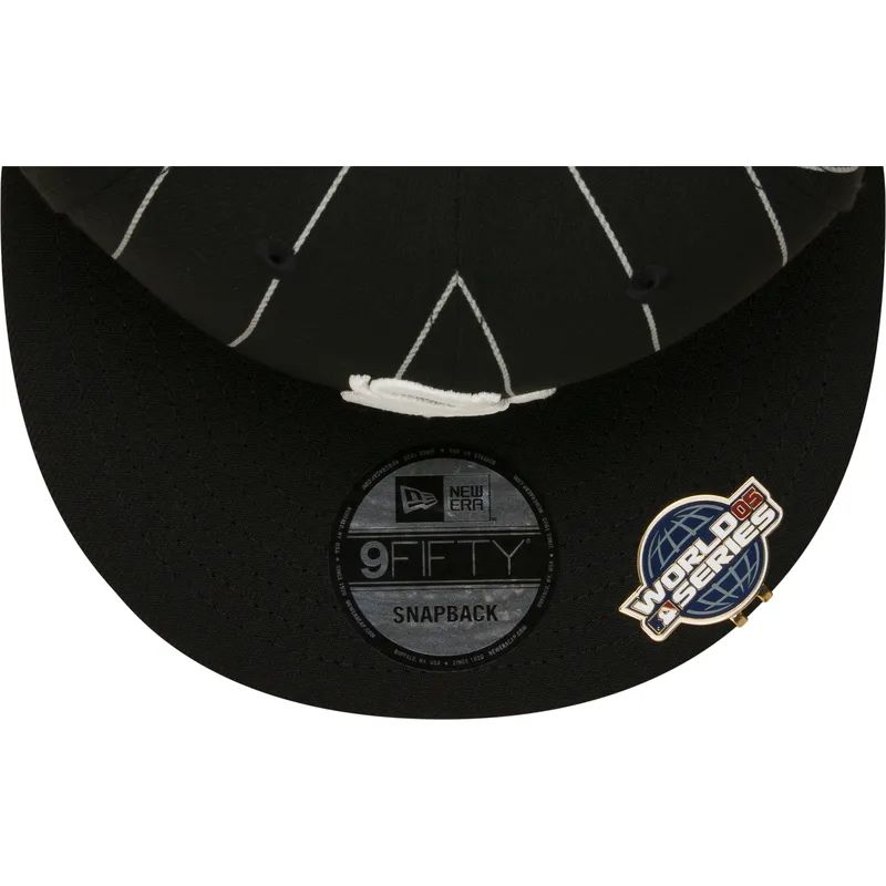 shapka-ploska-cherna-snapbek-9fifty-pinstripe-visor-clip-na-chicago-white-sox-mlb-ot-new-era