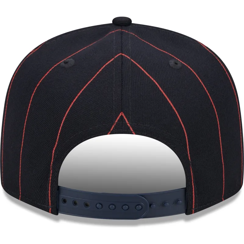 shapka-ploska-tmnosin-snapbek-9fifty-pinstripe-visor-clip-na-boston-red-sox-mlb-ot-new-era
