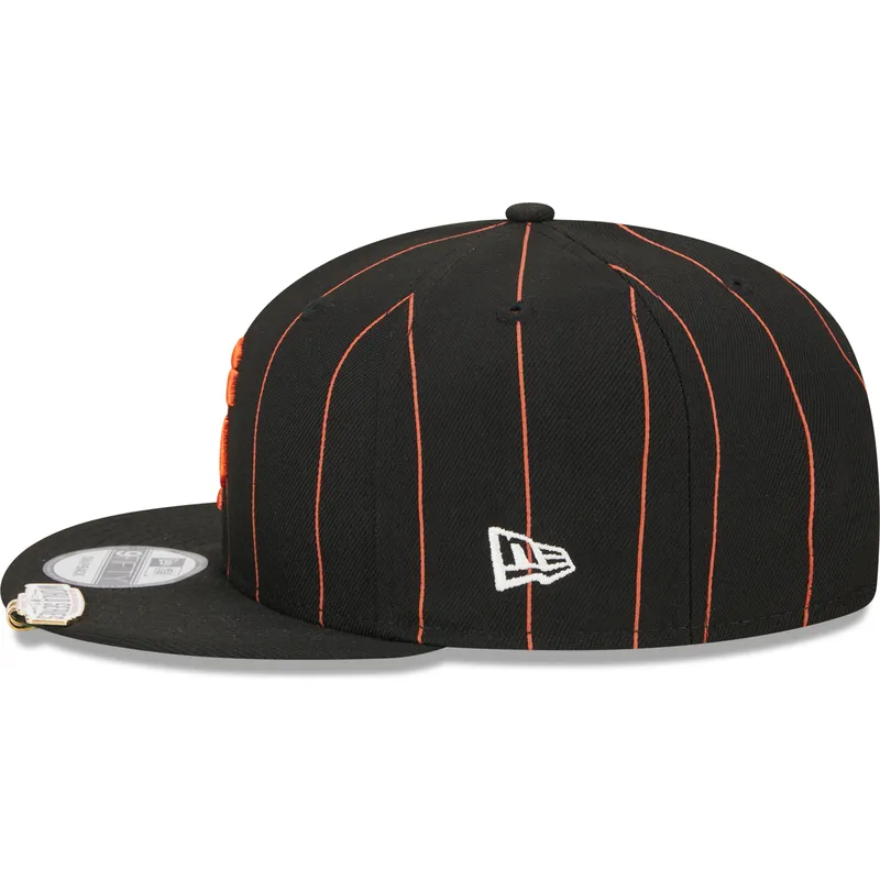 shapka-ploska-cherna-snapbek-9fifty-pinstripe-visor-clip-na-san-francisco-giants-mlb-ot-new-era