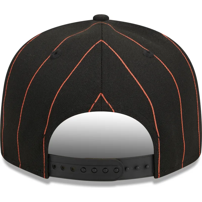 shapka-ploska-cherna-snapbek-9fifty-pinstripe-visor-clip-na-san-francisco-giants-mlb-ot-new-era