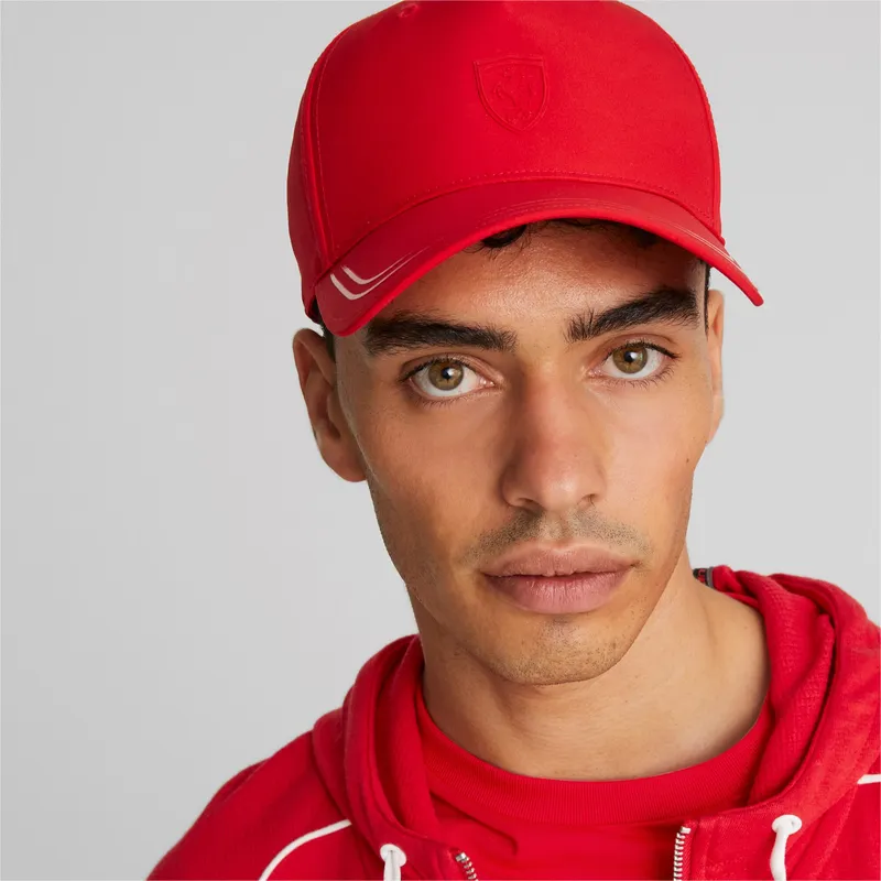 rote-verstellbare-curved-cap-mit-rotem-sptwr-style-logo-von-ferrari-formula-1-von-puma