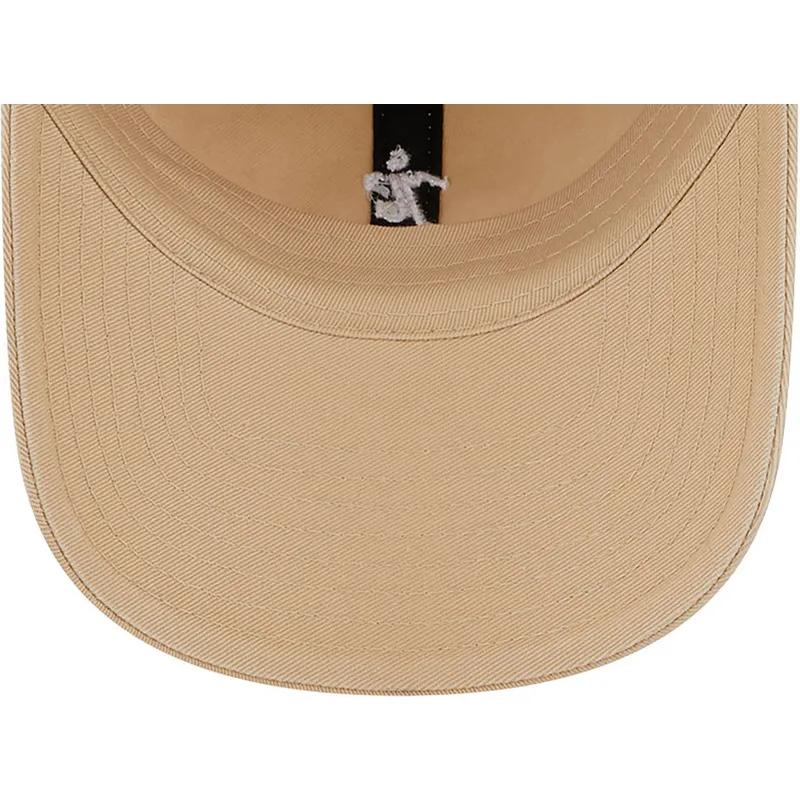 beige-gebogene-verstellbare-kappe-casual-classic-stickman-von-manchester-united-football-club-premier-league-von-new-era