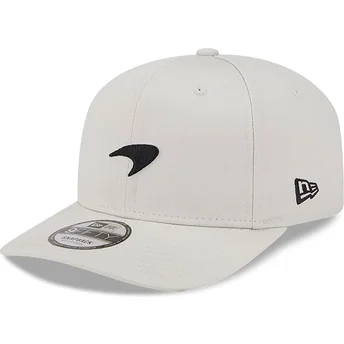 shapka-izvita-bezhov-snapbek-9fifty-seasonal-na-mclaren-racing-formula-1-ot-new-era