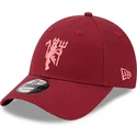 shapka-izvita-chervena-reguliruem-9forty-seasonal-na-manchester-united-football-club-premier-league-ot-new-era
