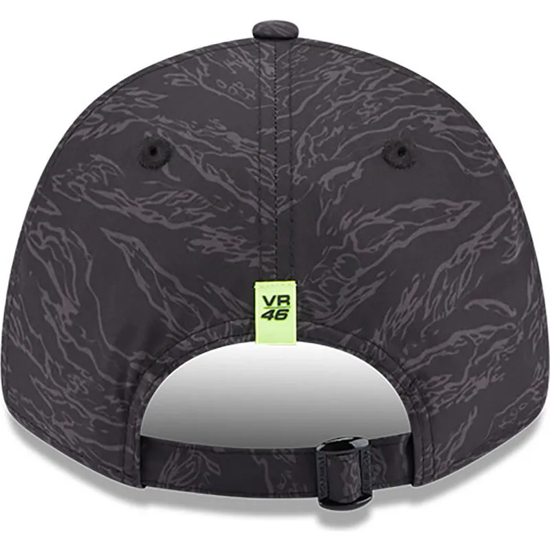 shapka-izvita-cherna-reguliruem-9forty-all-over-print-na-valentino-rossi-vr46-motogp-ot-new-era