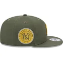 shapka-ploska-zelena-snapbek-9fifty-side-patch-na-new-york-yankees-mlb-ot-new-era