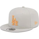 casquette-plate-beige-snapback-avec-logo-orange-9fifty-side-patch-los-angeles-dodgers-mlb-new-era