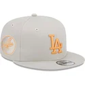 casquette-plate-beige-snapback-avec-logo-orange-9fifty-side-patch-los-angeles-dodgers-mlb-new-era