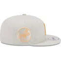 shapka-ploska-bezhov-snapbek-9fifty-side-patch-na-los-angeles-dodgers-mlb-ot-new-era