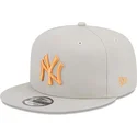 shapka-ploska-bezhov-snapbek-9fifty-side-patch-na-new-york-yankees-mlb-ot-new-era