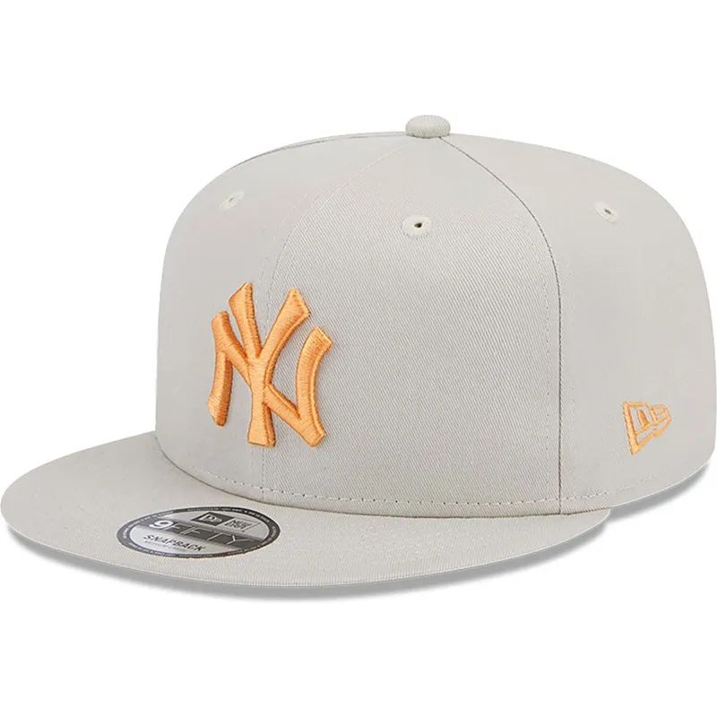 shapka-ploska-bezhov-snapbek-9fifty-side-patch-na-new-york-yankees-mlb-ot-new-era