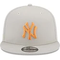 shapka-ploska-bezhov-snapbek-9fifty-side-patch-na-new-york-yankees-mlb-ot-new-era